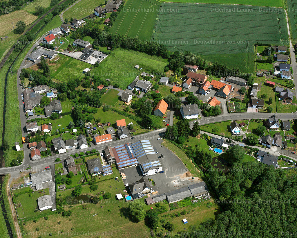 2614794 | MERLAU 06.08.2006 Landwirtschaftliche Nutzflächen und Feldgrenzen  umsäumen das Siedlungsgebiet des Dorfes in Merlau im Bundesland Hessen, Deutschland // Agricultural land and field boundaries surround the settlement area of the village  in Merlau in the state Hesse, Germany Foto: Gerhard Launer