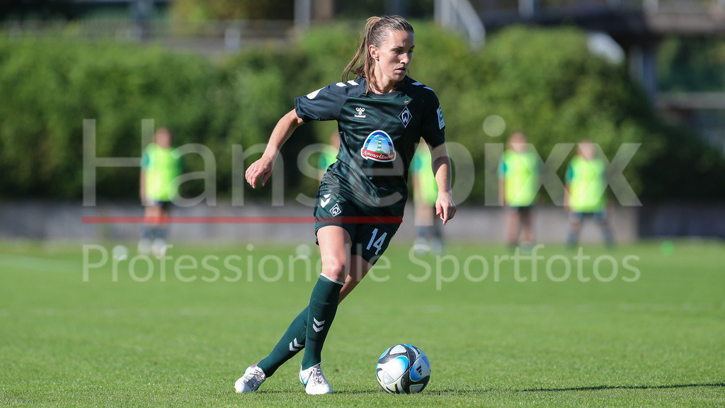Fussball, DFB-Pokal Frauen, Borussia Mönchengladbach - SV Werder Bremen | v.li.: Michaela Brandenburg (SV Werder Bremen, 14) Freisteller, Einzelbild, Ganzkörper, Aktion, Action, Spielszene, DIE DFB-RICHTLINIEN UNTERSAGEN JEGLICHE NUTZUNG VON FOTOS ALS SEQUENZBILDER UND/ODER VIDEOÄHNLICHE FOTOSTRECKEN. DFB REGULATIONS PROHIBIT ANY USE OF PHOTOGRAPHS AS IMAGE SEQUENCES AND/OR QUASI-VIDEO.