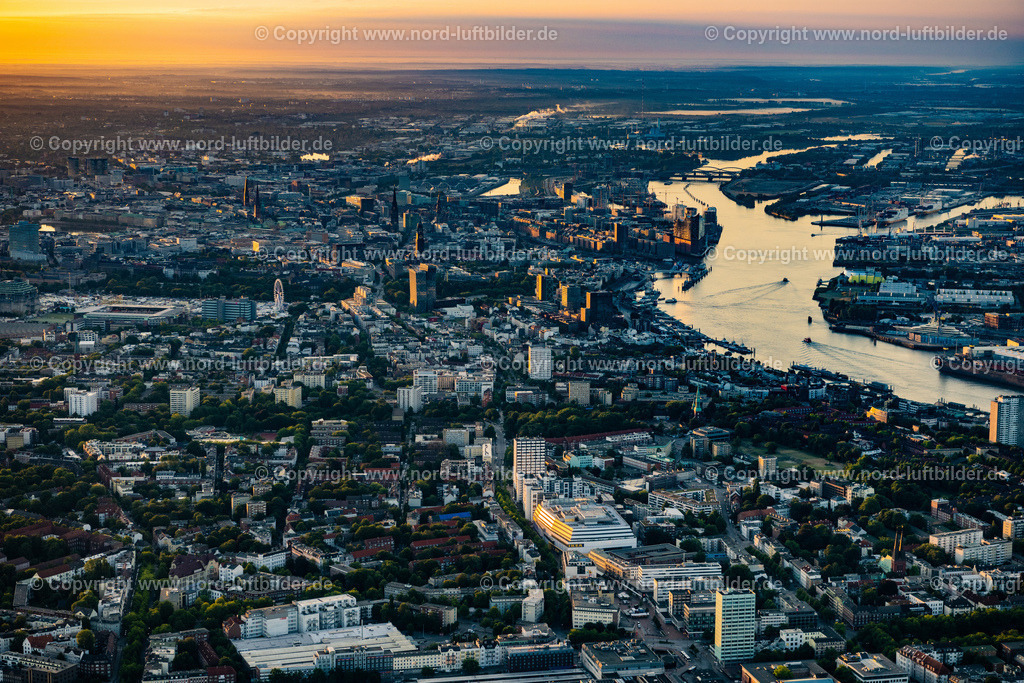 Hamburg_Altona_im_Sonnenaufgang_ELS_6346100822 | HAMBURG 10.08.2022 Hamburg Altona im Sonnenaufgang, im Bundesland Hamburg, Deutschland. // Hamburg Altona at sunrise, in the state of Hamburg Germany. Foto: Martin Elsen