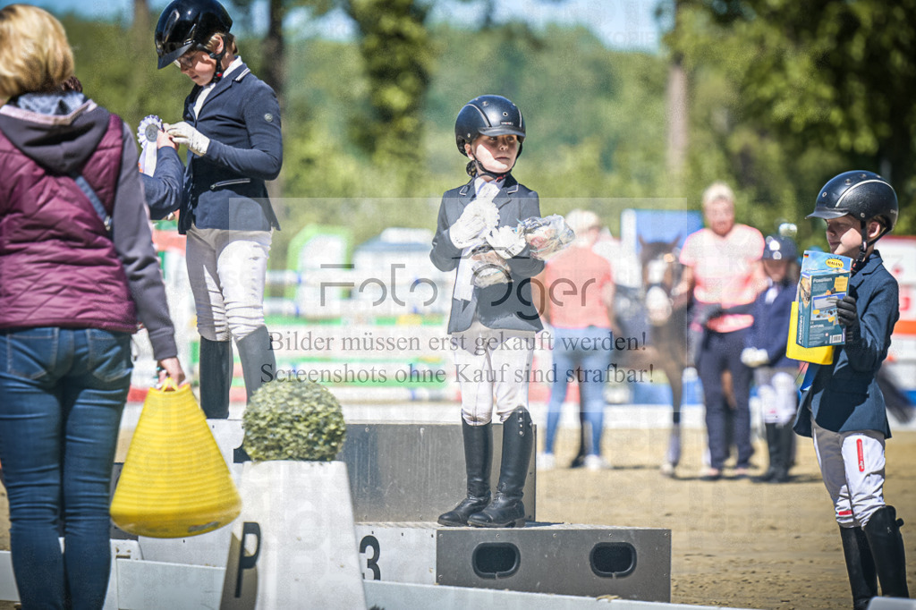 DOS_8648 | Entdecke hochwertige Reitturnierfotos von Foto Oger. Professionell, emotional und authentisch – jetzt Lieblingsmomente im Shop bestellen.Deutschlandweite Turnierfotografie. - Realisiert mit Pictrs.com