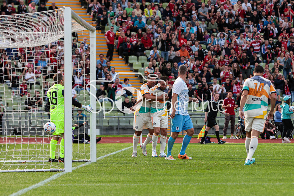 FC Bayern Muenchen - TSV 1860 Muenchen | Bayern jubelt ueber einen Treffer von Ivica Olic (FCB #11)