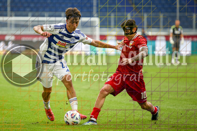 MSV Duisburg vs VfB Stuttgart II - 3. Liga | Duisburg, Deutschland, 02.08.25:   Jan-Simon Symalla (MSV Duisburg) und Nicolas Sessa (VfB Stuttgart II) im Kampf um den Ball waehrend des Spiels der 3. Liga MSV Duisburg vs VfB Stuttgart II in der schauinsland-reisen-arena(Foto von Brauer-Fotoagentur / Adrian Schlueter)