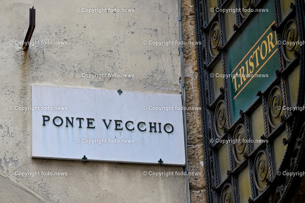 Italien_ Toscana_ Florenz_ 30.05.2024-184 | 30.05.2024, Italien, ITA, Toskana, Florenz im Bild Stadtansichten, Gebäude, Architektur, Touristen, Historisch, Souvenir, Altstadt, Museum, Statuen, Skulpturen, Piazza della Signoria, Statue David, Palazzo Vecchio, Neptunbrunnen, Piazza della Repubblica, Ponte Vecchio, Brücke, Uffizien, Kathedrale Santa Maria del Fiore, Arno, Fluß


Florenz, Firenze, ist eine italienische Großstadt. Nach Einwohnern ist sie die achtgrößte Stadt Italiens. Florenz ist die Hauptstadt sowie größte Stadt der Region Toskana und der Metropolitanstadt Florenz, in der etwa eine Million Menschen leben. Florenz ist für seine Geschichte berühmt. Leonardo da Vinci verbrachte große Teile seiner Jugend in Florenz, Michelangelo fand Unterschlupf in der Kirche der Medici, Galileo Galilei wohnte als Hofmathematiker in den Palästen der Medici. Von 1865 bis 1871 war die Stadt die Hauptstadt des neu gegründeten Königreichs Italien. Das historische Zentrum von Florenz zieht Jahr für Jahr Millionen von Touristen an. Die historische Innenstadt wurde von der UNESCO im Jahre 1982 zum Weltkulturerbe erklärt. 
Quelle: Wikipedia
