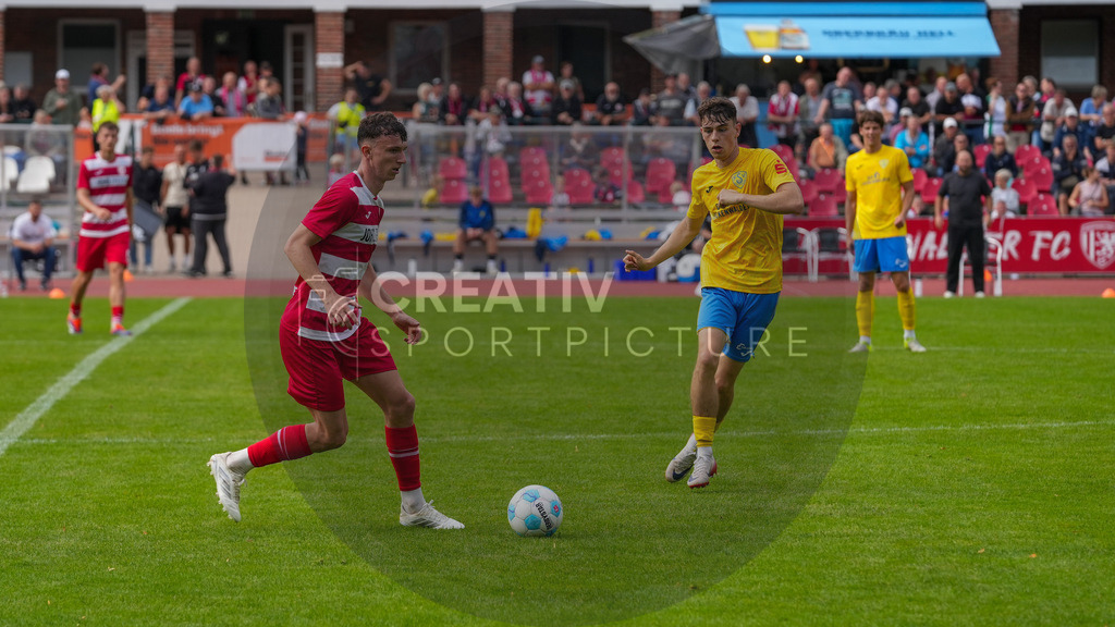 Fußball, Herren, Saison 2025/2026, Regionalliga Nordost, 9. Spieltag, Greifswalder FC vs. FSV 63 Luckenwalde, Sonntag 21.09.2025, Volksstadion Greifswald, | Fußball, Herren, Saison 2025/2026, Regionalliga Nordost, 9. Spieltag, Greifswalder FC vs. FSV 63 Luckenwalde, Sonntag 21.09.2025, Volksstadion Greifswald, Im Bild: David Vogt (l. Greifswald) und Tim Maciejewski (r. Luckenwalde) - Realisiert mit Pictrs.com