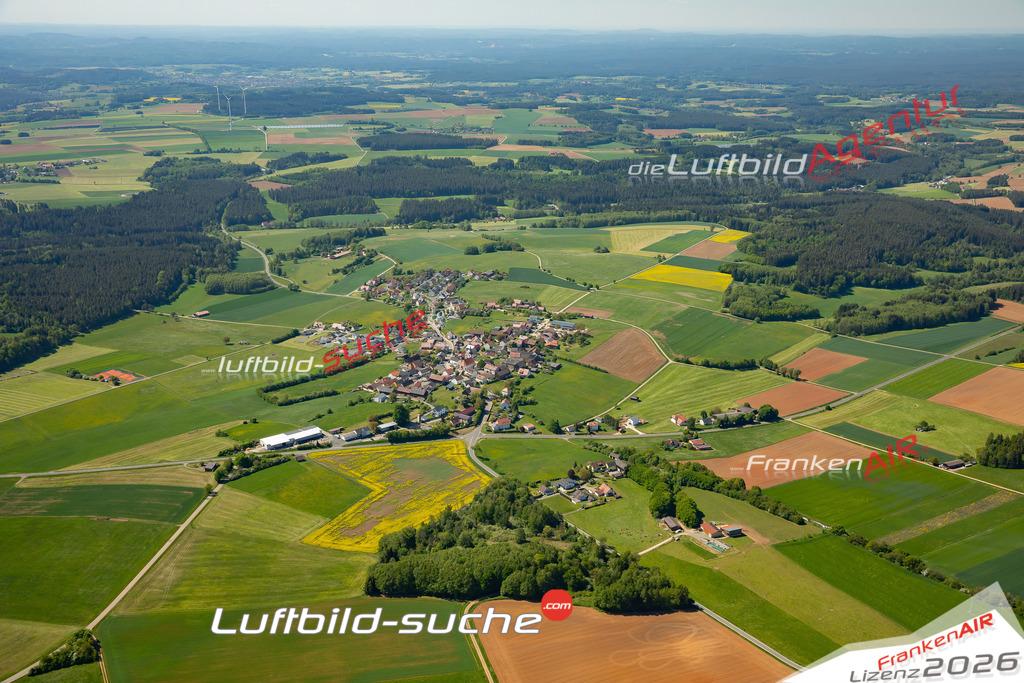 Klassische Luftaufnahme ohne Drohne zeigt:Thurndorf bei Kirchenthumbach - Die Luftbildaufnahme wurde 2025 vom UL-Flugzeug heraus erstellt ( keine Drohne ) - Hochauflösende Luftaufnahme -Nicht vergleichbar mit Google Maps oder Satelittenbilder- Die Geschenkidee !Mit Lizenz und Bildrechte bestellbar