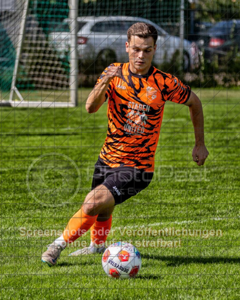 20250824_150900_0310-Bearbeitet-2 | #,KSG Eislingen (grün) vs. SGM Jebenhausen-Bezgenriet (orange), Fussball, Kreisliga A3 - Bezirk Neckar/Fils, 01. Spieltag, Saison 2025/2026, Rasensportplatz, Albstraße 69, 73054 Eislingen, 24.08.2025 - 15:00 Uhr,Foto: PhotoPeet-Sportfotografie/Peter Harich