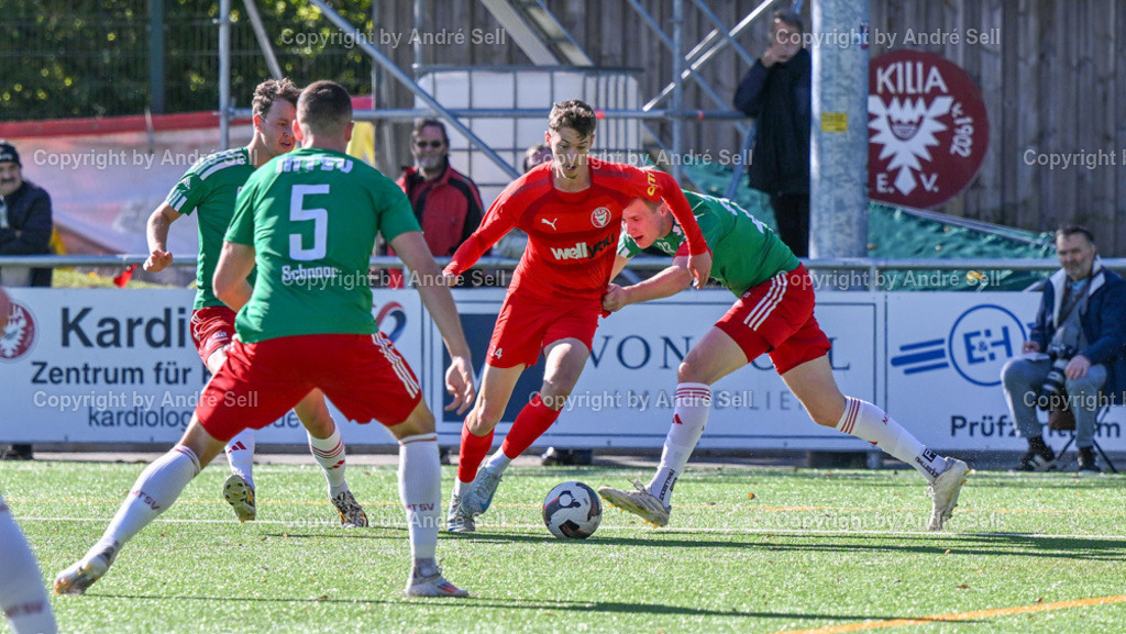 FC Kilia Kiel vs MTSV Hohenwestedt | Marvin Müller (Kilia #24) / Tristan Hoppe (MTSV #6) &amp; Henrik Schnoor (MTSV #5) &amp; Tjark Sievers (MTSV #23) - Fußball-Oberliga Männer 2024/2025 / FC Kilia Kiel vs MTSV Hohenwestedt / Kilia Stadion / Kiel / 06.10.24 - Realisiert mit Pictrs.com