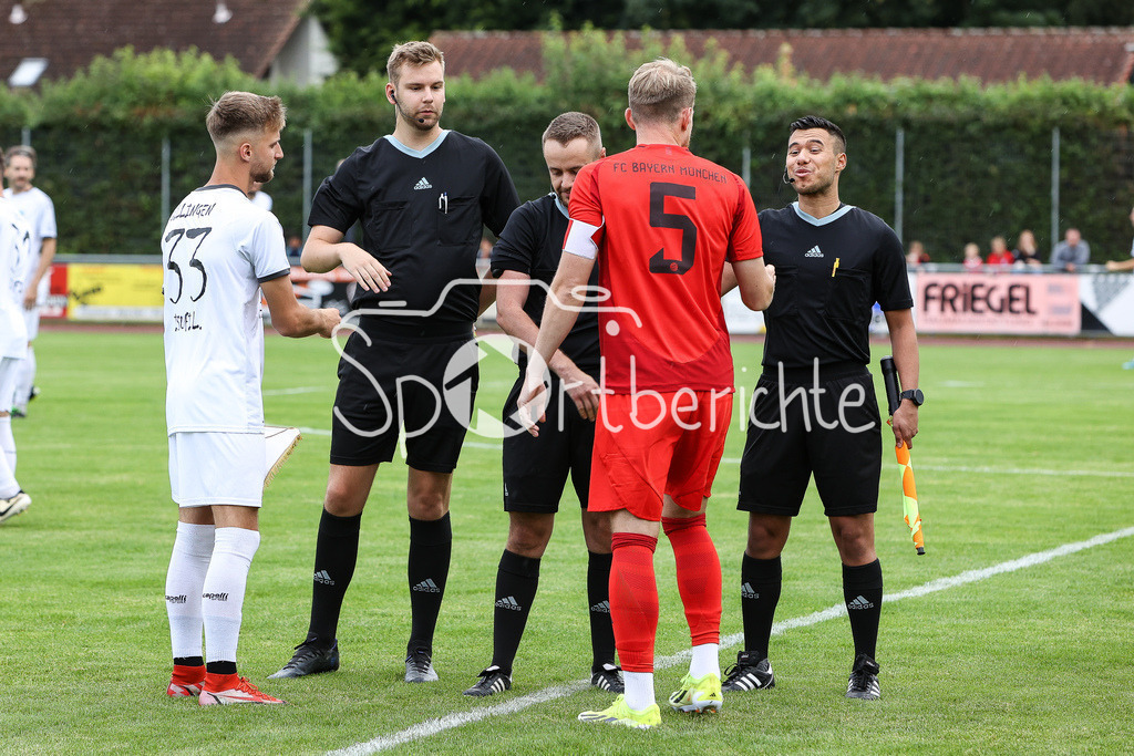 SSV Dillingen - FC Bayern Amateure | Lavdium ISUFI (SSV #33) bei der Platzwahl mit Steve BREITKREUZ (FCB #5)