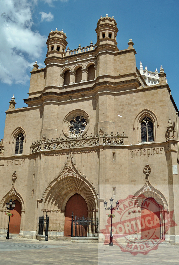 Church of Nuestra Señora de la Asunción Valdepeñas architecture | Gothic Revival architecture of a historic church with twin towers under a blue sky - Realisiert mit Pictrs.com
