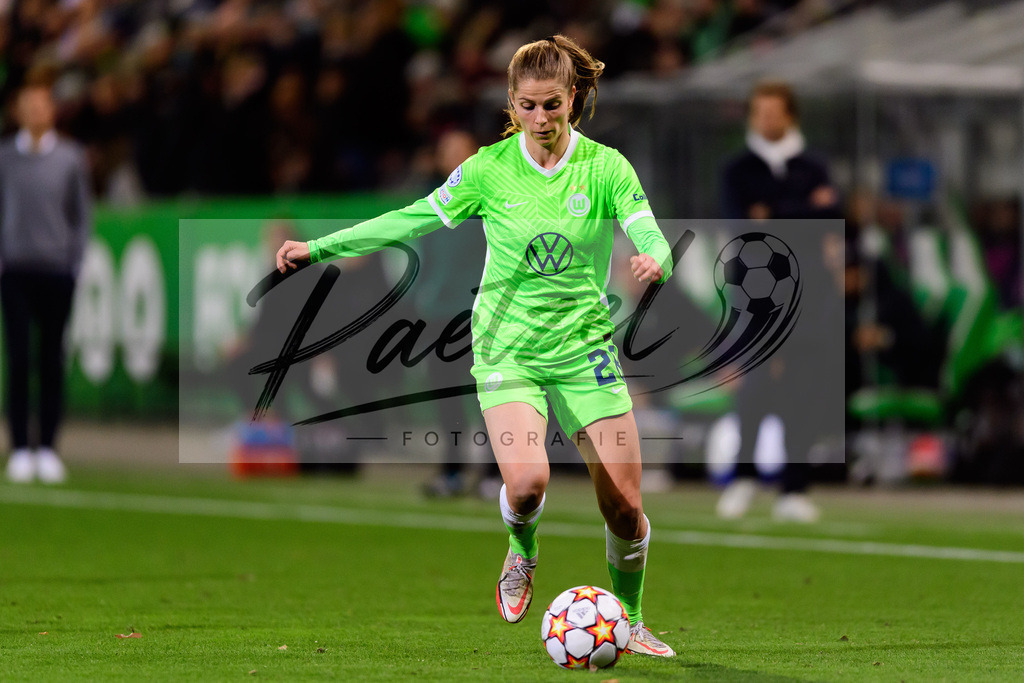 WOBJUV20211118_137 | Fussball, Frauen: Tabea Wassmuth (VfL Wolfsburg) in Aktion, am Ball, Einzelaktion bei dem Spiel der UEFA Women´s Champions League zwischen VfL Wolfsburg und Juventus Turin im AOK-Stadion am 18.11.2021 in Wolfsburg, Deutschland. - Realisiert mit Pictrs.com