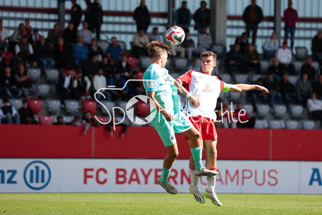FC Bayern Muenchen U19 - TSV 1860 Muenchen U19 | Xaver KIEFERSAUER (TSV #6) im Duell mit Robert RAMSAK (FCB #9)