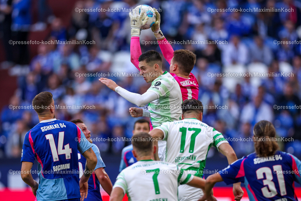Schalke26102402203 | 26.10.2024, Fußball, FC Schalke 04 - SpVgg Greuther Fürth, 2. Fußball Bundesliga, Veltins-Arena Gelsenkirchen, Saison 2024 2025: Torwart Ron-Thorben Hoffmann (Schalke04 #1) fängt den Eckball im Strafraum gegen Damian Michalski (Greuther Fürth #4)DFB regulations prohibit any use of photographs as image sequences and or quasi-video.