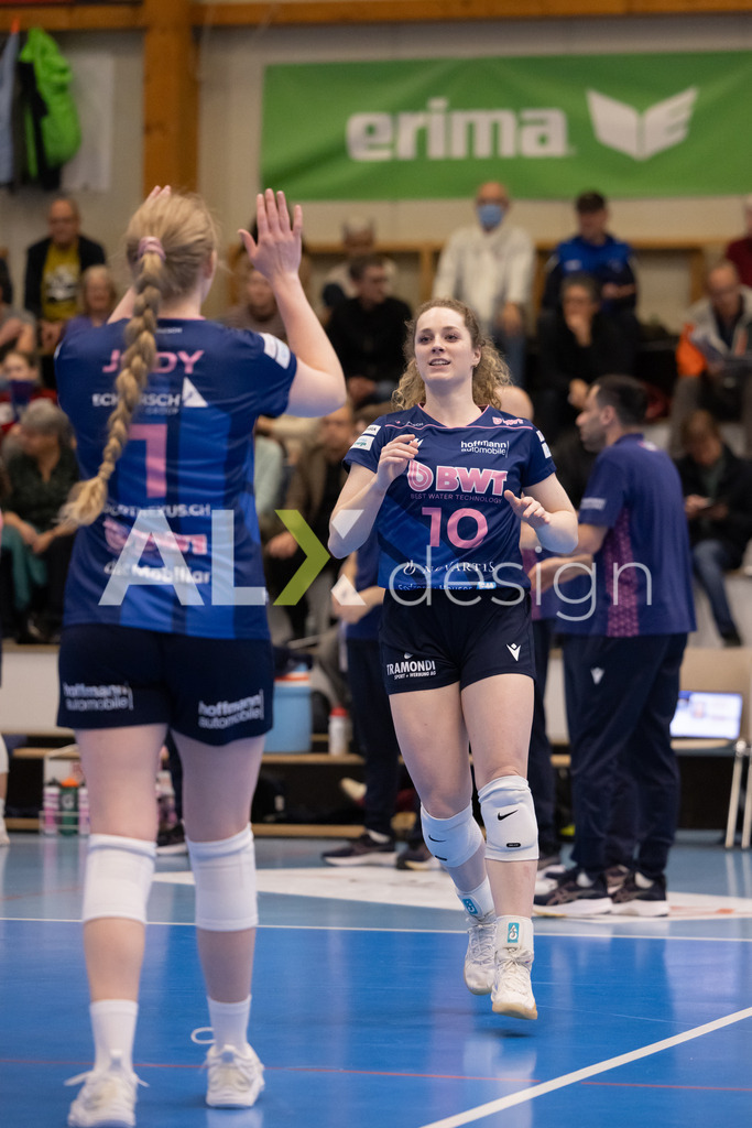 Volleyball I Frauen I Saison 2025-2026 I Volleyball NLA | Women I 1/2 Finals I  VC Kanti Schaffhausen - Sm'Aesch Pfeffingen I 18.03.2026 | 10 Jillian Gillen (USA) (Sm'Aesch Pfeffingen) – Außenangriff - Realisiert mit Pictrs.com
