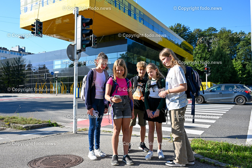 Pressegespraech OEAMTC Ooe und Polizei Ooe_ 05.09.2023_-7 | 05.09.2023, OEAMTC Linz, AUT, Pressegespraech OEAMTC Ooe und Polizei Ooe, Gefahr auf dem Schulweg im Bild Schueler und Schuelerinnen am Schulweg mit Handy, Smartphone, Kopfhoerer und Co