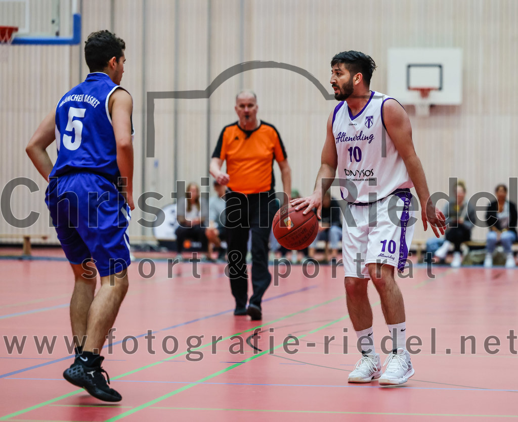 2022-05-29_006_SpVgg_Altenerding_gegen_Muenchen_Basket_2 | Erding, Deutschland, 29.05.2022:
Basketball, Bezirksliga 2021 / 2022, Herren Turnier der 2. der Aufstiegsrunden, SpVgg Altenerding gegen München Basket 2, Endergebnis: 

P. Darriba (München Basket, #5), Abdul Azim Amani (SpVgg Altenerding, #10)

Foto: Christian Riedel / fotografie-riedel.net