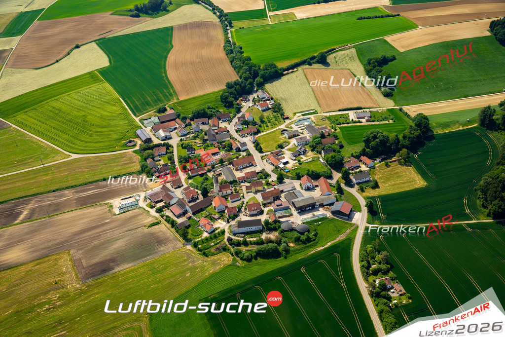 Das Luftbild zeigt Haselbach Ehekirchen - Die Luftaufnahme wurde 2023 vom UL-Flugzeug aus erstellt ( keine Drohne ) - Hochauflösende Luftaufnahme - Für grossformatige Ausdrucke geeignet. Die Geschenkidee !Mit Lizenz und Bildrechte bestellbar