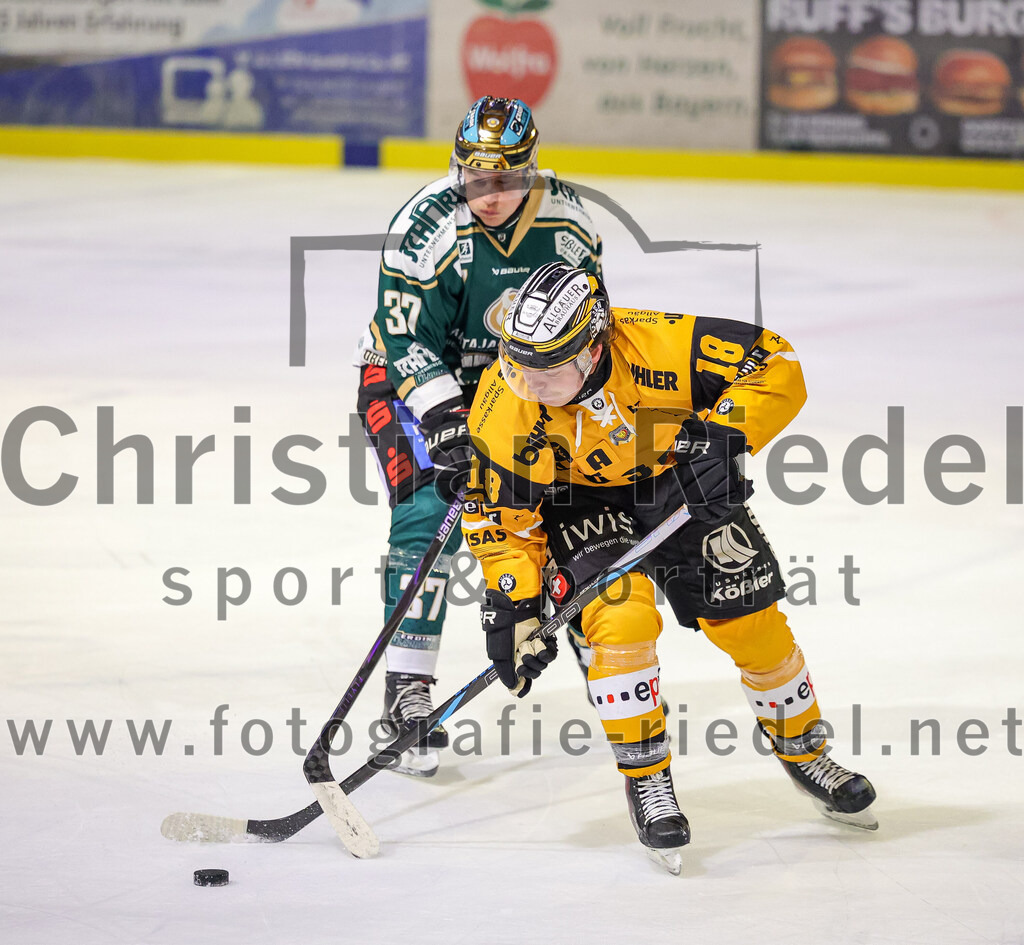 2025-11-02_076_TSV_Erding_gegen_EV_Fuessen | Erding, Deutschland, 02.11.2025:Eishockey, Oberliga Süd 2025 / 2026, 15. Spieltag, TSV Erding gegen EV Füssen, Endergebnis: 2:6Thomas Matheson (Erding Gladiators, #37), Bauer Neudecker (EV Füssen, #18)Foto: Christian Riedel / fotografie-riedel.net