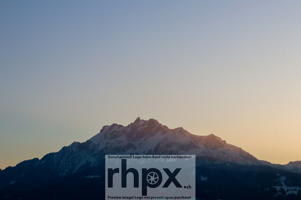 Pilatus im Morgenlicht | Der Pilatus erwacht im zarten Licht des Morgens. - Realisiert mit Pictrs.com