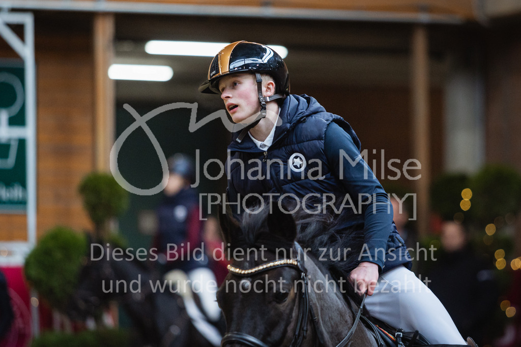 221127_Winterfestival_L-Spr_HPTTY-255 | Deine schönsten Turniermomente als professionelle Fotos! Entdecke hochwertige Pferdesport-Fotografie im Online-Shop. Jetzt Fotos finden & bestellen!