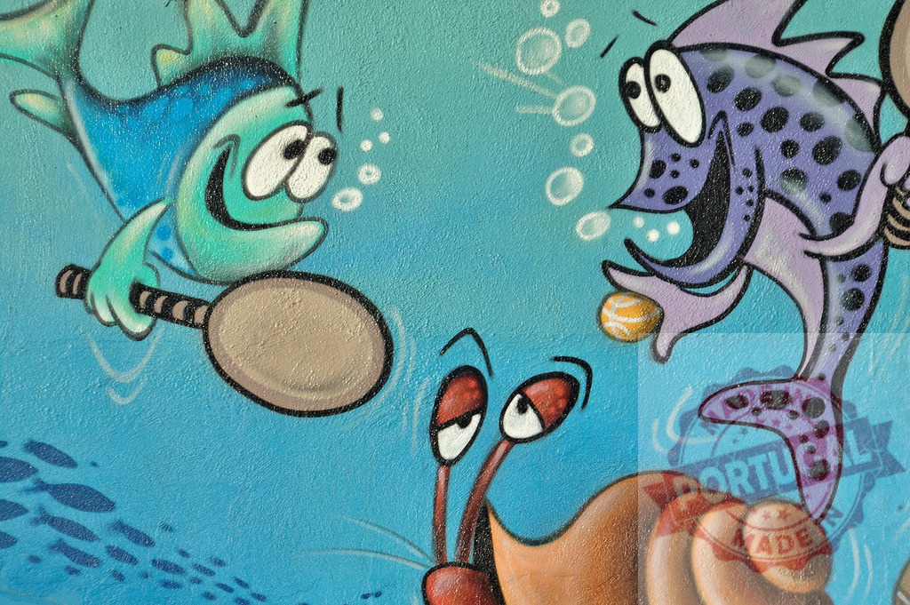 Cartoon fish and hermit crab playing underwater tennis | Colorful underwater mural depicting anthropomorphic sea creatures playing a game - Realized with Pictrs.com