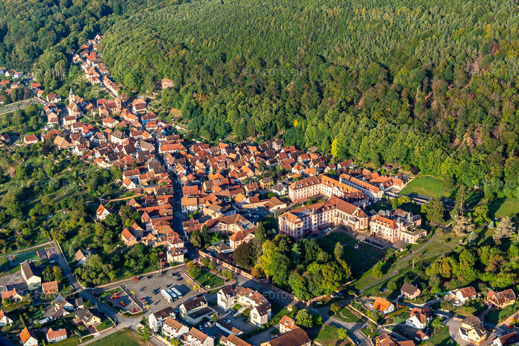 Vue aérienne: Monastère Oberbronn et Hôpital Notre-Dame à Oberbronn dans le département Bas Rhin, France. Photo: IMG_139191.jpg prise le 01/10/2023 par Werner Riehm/FLY-FOTO.euRésolution de l'original: 5472 x 3648 px