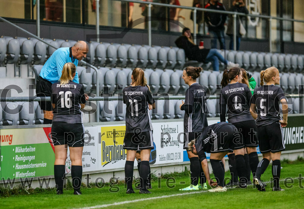 2023-10-14_001_FC_Schwaig_gegen_SV_Schechen | Oberding, Deutschland, 14.10.2023:
Fußball, Bezirksliga 2023 / 2024, 6. Spieltag, FC Schwaig gegen SV Schechen, Endergebnis: 3:2

Schiedsrichter Hans-Joachim Born, Lisa Pichler (SV Schechen, #16), Elisa Friedrich (SV Schechen, #11), Michaela Heinzlmeier-Meissl (SV Schechen, #15), Jessica Kaiser (SV Schechen, #4), Linda Kollmer (SV Schechen, #5)

Foto: Christian Riedel / fotografie-riedel.net