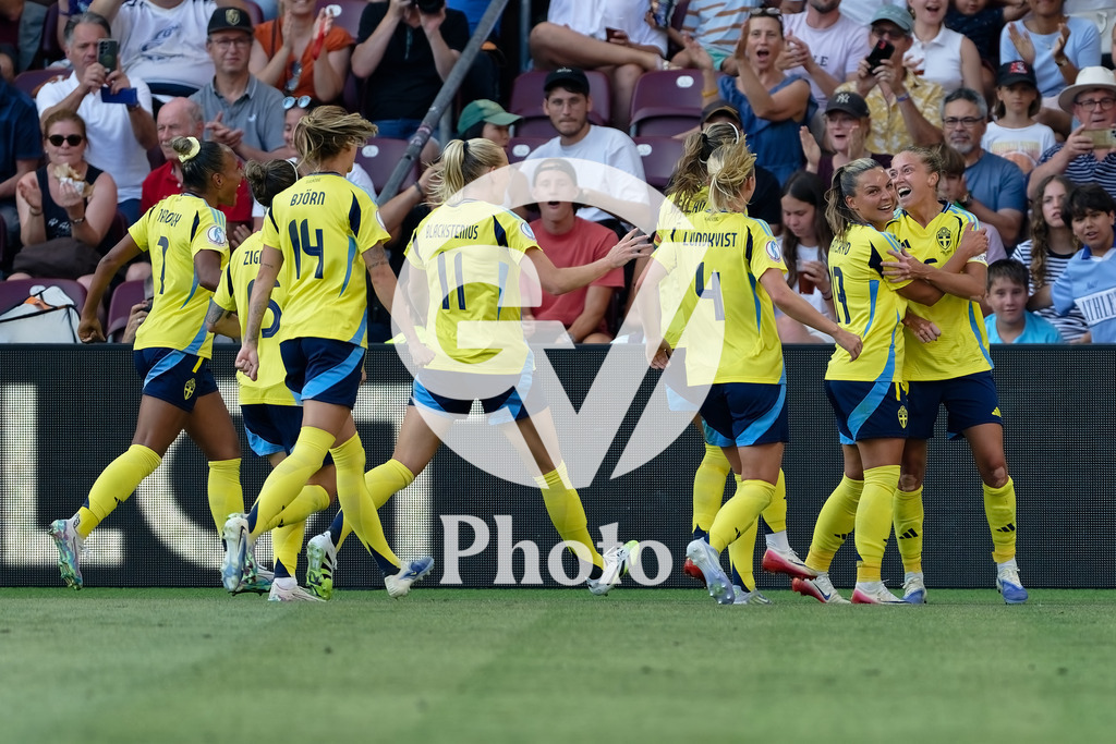 Denmark v Sweden - UEFA Women's EURO 2025 Group C | GENEVA, SWITZERLAND - JULY 4: Filippa Angeldahl of Sweden (R) celebrates after scoring her team's first goal with teammates  during the UEFA Womens EURO 2025 Group C match between Denmark and Sweden at Stade de Geneve on July 4, 2025 in Geneva, Switzerland. (Photo by Giuseppe Velletri/Sports Press Photo/Getty Images)