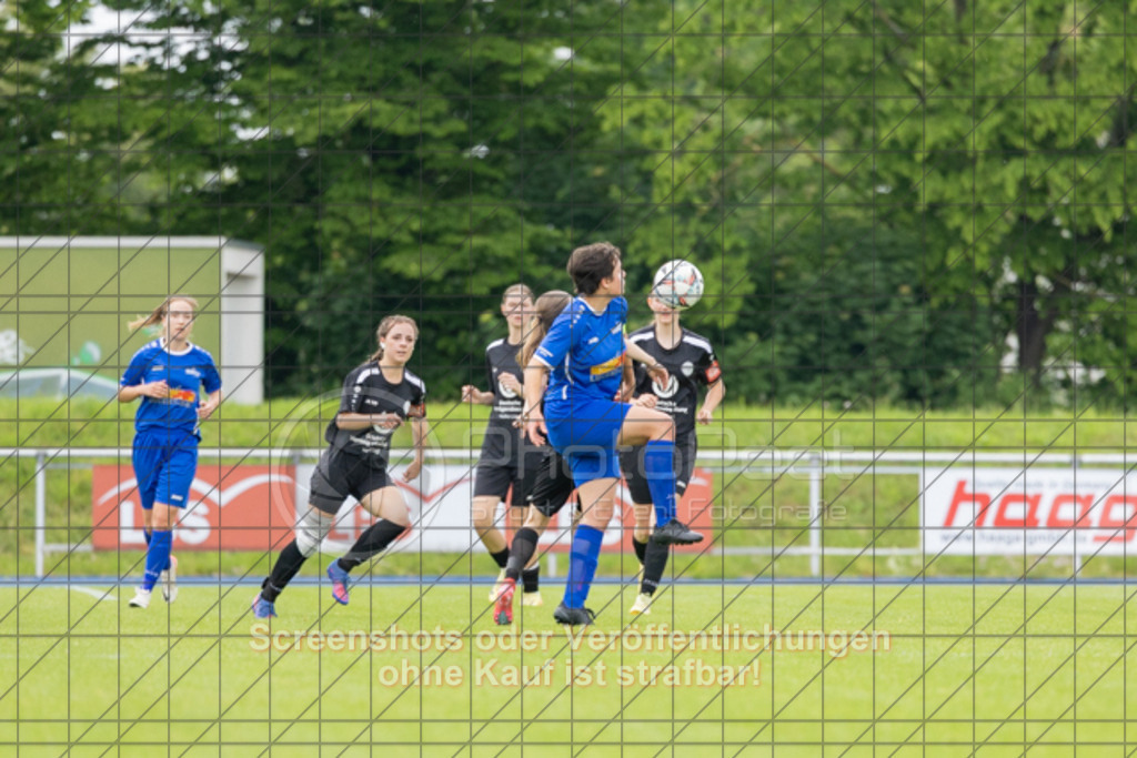 20250529_132205_0670 | #,  SGM Wendlingen-Ötlingen II (blau) vs. 1.FC Donzdorf II (schwarz), Fussball, Frauen-Bezirkspokal Finale Saison 2024/2025, Rasenplatz VfL Stadion Kirchheim, Jesinger Straße 105, 73230 Kirchheim, 29.05.2025 - 13:00 Uhr,Foto: PhotoPeet-Sportfotografie/Peter Harich