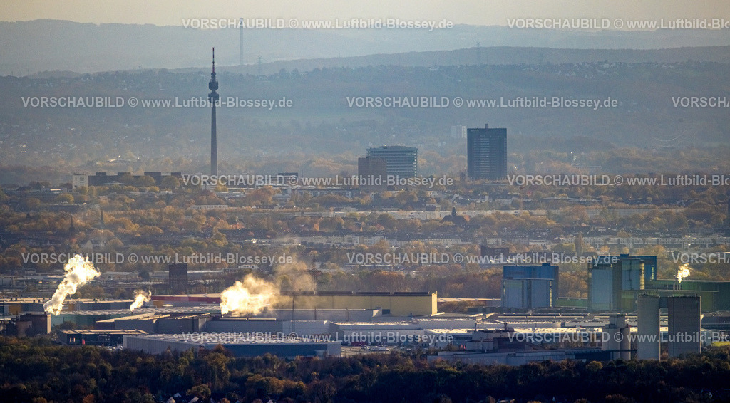 Dortmund231102083 | Luftbild, Skyline von Dortmund mit dunstiger Fernsicht und Rauchwolken, Blick vom Gewerbegebiet Westfalenhütte mit thyssenkrupp Steel Europe Anlage, Florianturm Aussichtsturm und Fernsehturm Wahrzeichen im Westfalenpark, Hochhäuser Firmensitz Westnetz und Bürotower Florian 11, umgeben von Herbstwald und herbstlichen Laubbäumen, Ruhrallee, Dortmund, Ruhrgebiet, Nordrhein-Westfalen, Deutschland