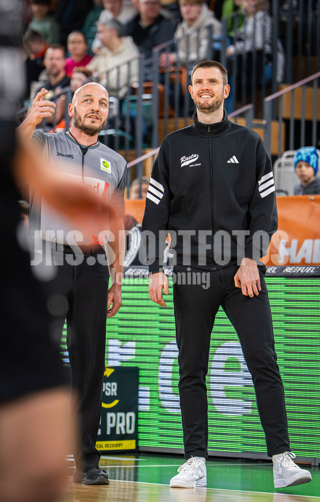 Basketball I Herren I Saison 2025-2026 I ProB Nord I 18. Spieltag I Rasta Vechta II - LOK Bernau-33 | Harm-Ubbo Horst (Head Coach, Rasta Vechta II) im Gespräch mit dem Schiedsrichter - Realisiert mit Pictrs.com