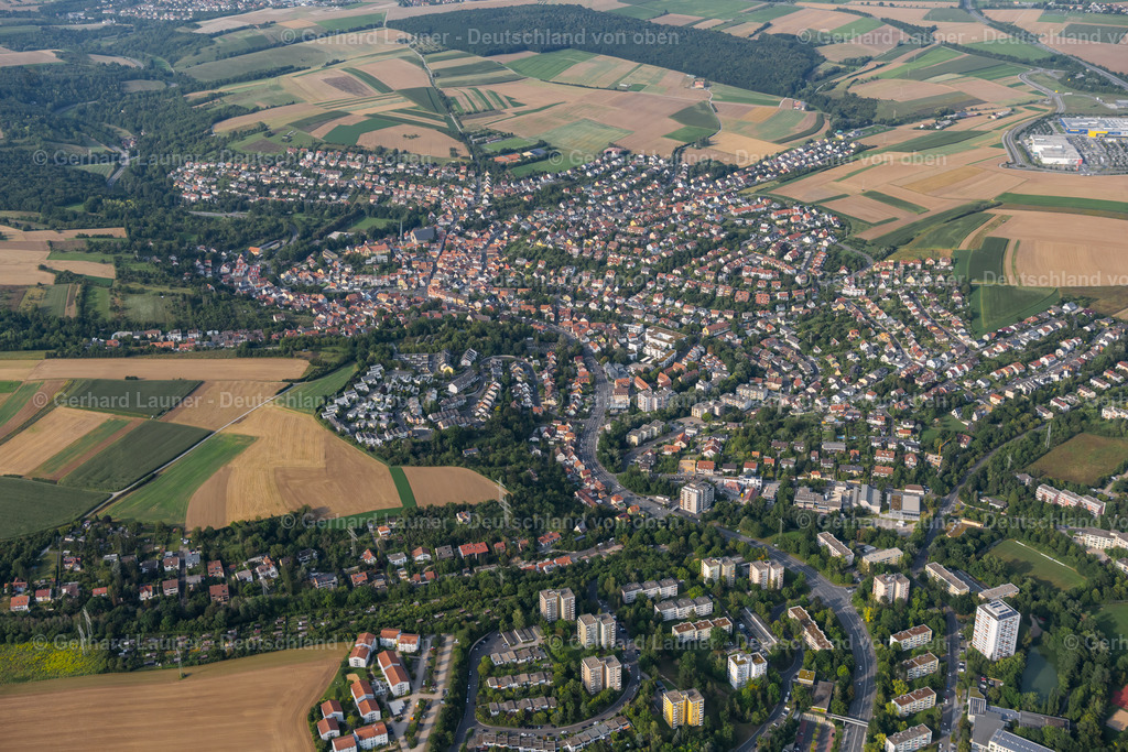 4047915 | VERSBACH 21.08.2021 Ortsansicht am Rande von landwirtschaftlichen Feldern und Nutzflächen in Versbach im Bundesland Bayern, Deutschland. // Village view on the edge of agricultural fields and land in Versbach in the state Bavaria, Germany. Foto: Gerhard Launer