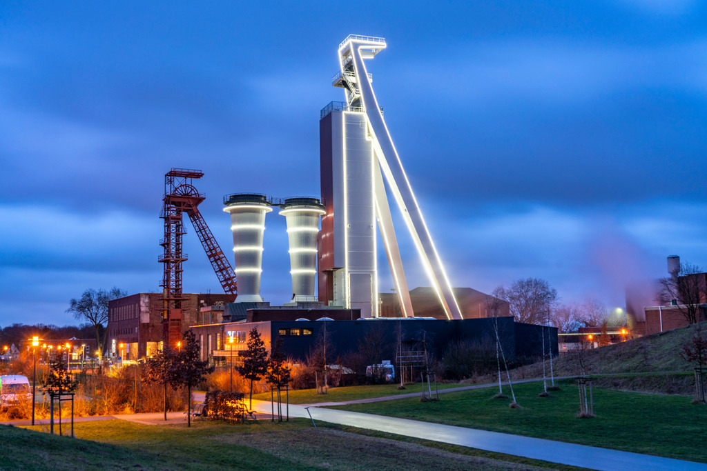 JT-220107 | Schachtanlage der ehemaligen Steinkohlenzeche Schlägel & Eisen, Schacht 3/4/7, Herten, NRW, Deutschland, Schachtanlage der ehemaligen Steinkohlenzeche Schlägel & Eisen, Schacht 3/4/7, Beleuchtung, Illumination von Schacht 4, Herten, NRW, Deutschland,  - Realisiert mit Pictrs.com