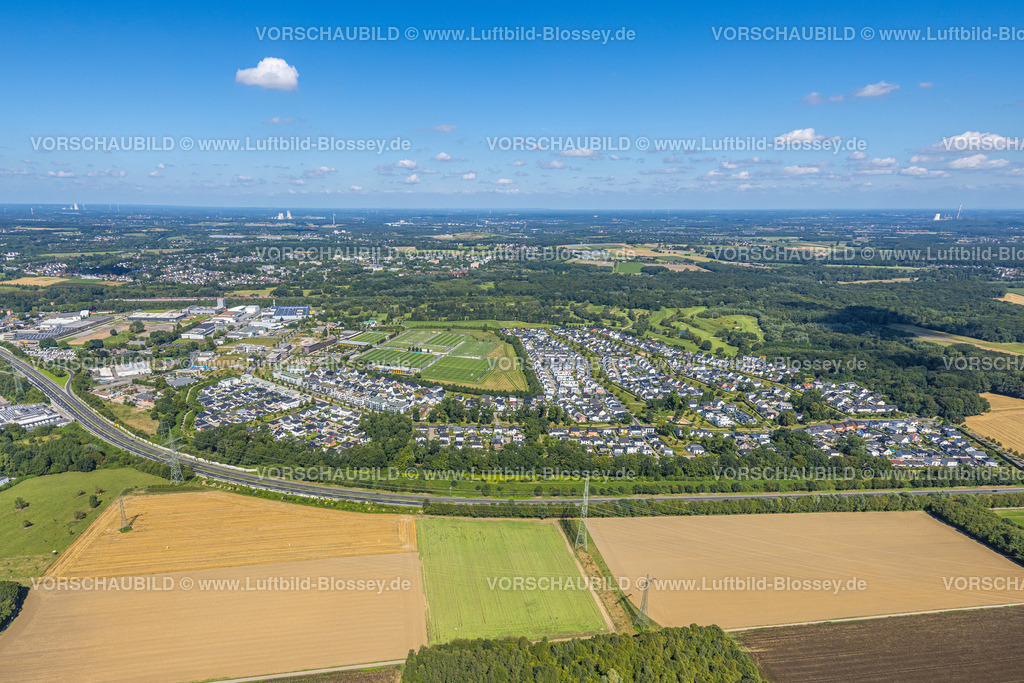 Dortmund240800230 | Luftbild, BVB 09 Borussia Dortmund Trainingszentrum an der Adi-Preißler-Allee, Fußballfelder, Wohnanlage Brackeler Feld Hohenbuschei, hinten der Golfplatz des Royal Saint Barbara's Dortmund Golf Club e.V., Brackel, Dortmund, Ruhrgebiet, Nordrhein-Westfalen, Deutschland