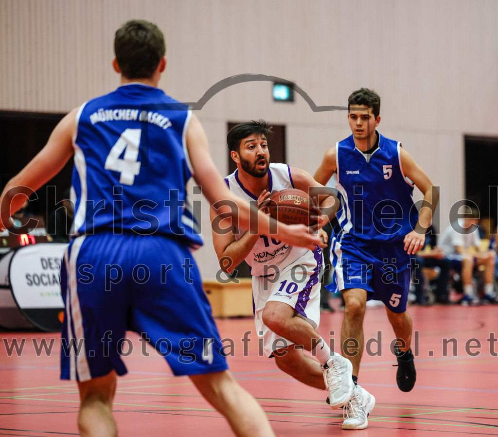 2022-05-29_010_SpVgg_Altenerding_gegen_Muenchen_Basket_2 | Erding, Deutschland, 29.05.2022:
Basketball, Bezirksliga 2021 / 2022, Herren Turnier der 2. der Aufstiegsrunden, SpVgg Altenerding gegen München Basket 2, Endergebnis: 

Tizian Baur (München Basket, #4), Abdul Azim Amani (SpVgg Altenerding, #10), P. Darriba (München Basket, #5)

Foto: Christian Riedel / fotografie-riedel.net