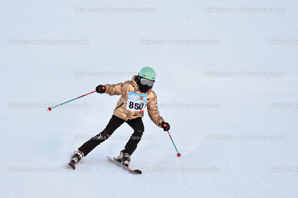 SRF_25.12.2025_0163 | Skirennfotos,Serfaus,Fiss,Ladis,Kinderskirennen,Winter,Tirol,Oberland,skirace,SFL,feelfree,weil wir's genießen,ski,Ski,skifahren,Sonnenplateau, - Realisiert mit Pictrs.com