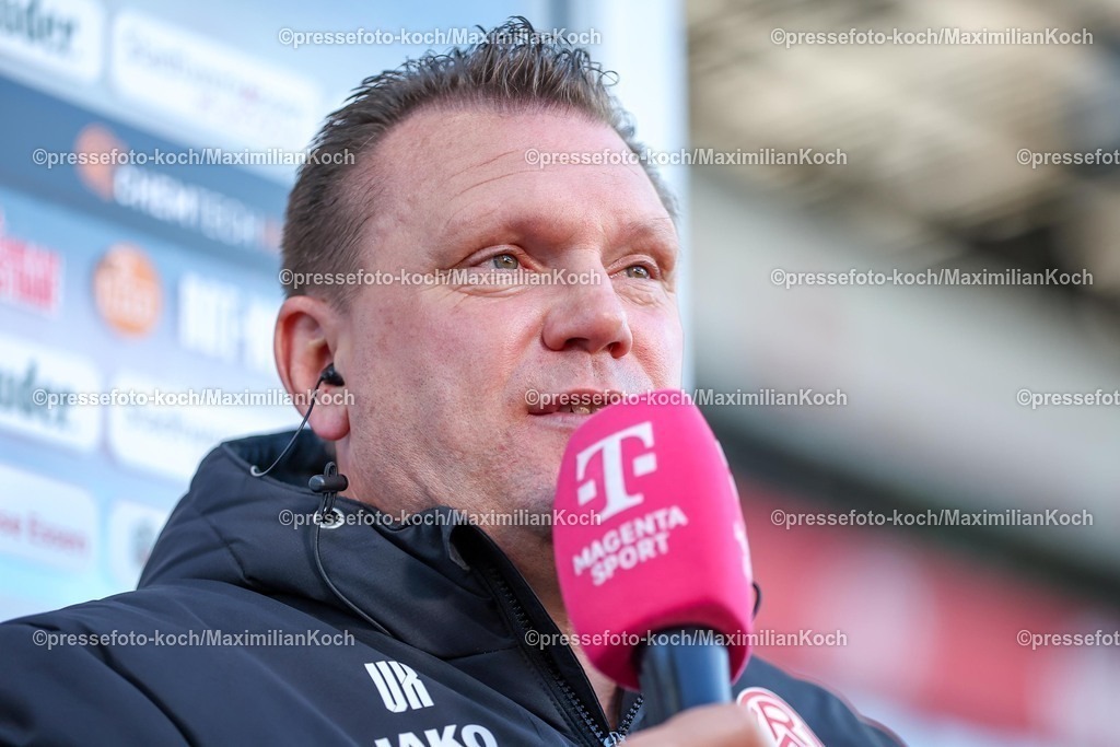 RWE06042501010 | 2025.04.06, Fußball, 3.Liga, Rot-Weiss Essen - FC Hansa Rostock, Stadion Hafenstraße, Saison 2024 2025: Cheftrainer Uwe Koschinat (RWE) DFB regulations prohibit any use of photographs as image sequences and or quasi-video.