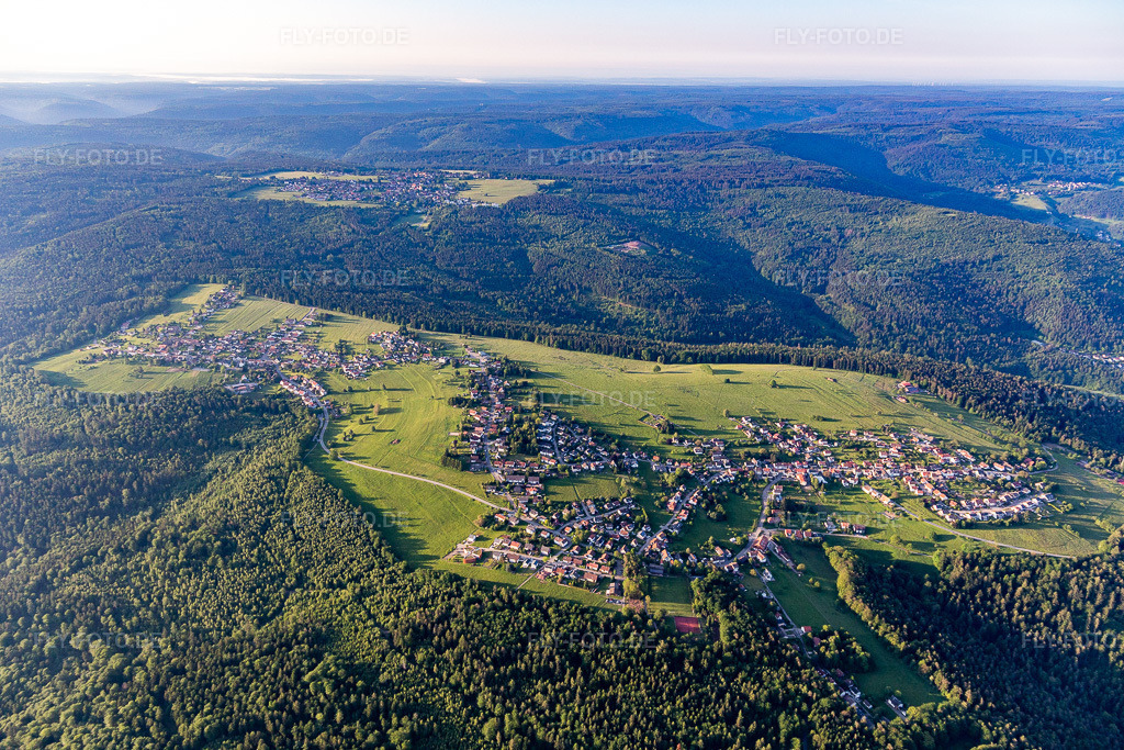 Luftbild: Wald- Gebiete und Forstflächen umsäumen das Siedlungsgebiet des Dorfes in Rotensol im Ortsteil Rotensol in Bad Herrenalb im Bundesland Baden-Württemberg in Deutschland. Foto: IMG_114335.jpg vom 30.05.2019 durch Werner Riehm/FLY-FOTO.de