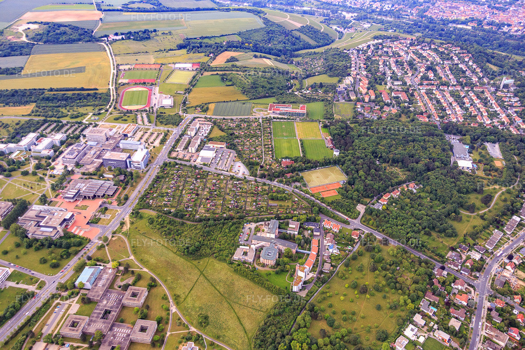 Luftbild: Kleingartenanlagen an der Zeppelinstraße , Studierendenwohnheim Am Hubland, Institut für Pharmazie und Lebensmittelchemie sowie Senioreneinrichtungen des Landkreises Würzburg im Ortsteil Frauenland in Würzburg im Bundesland Bayern in Deutschland.Foto: IMG_089822.jpg vom 11.06.2016 durch Werner Riehm/FLY-FOTO.deStudierendenwerk Würzburg : Studierendenwerk WürzburgWWW.PHARMAZIE.UNI-WUERZBURG.DELandkreis Würzburg | Senioreneinrichtungen