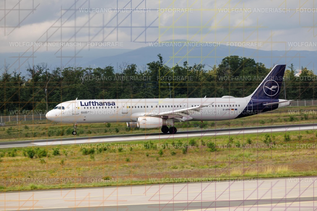 2025804-153834_FRA_25 R_R3B_5109 | Am Flughafen Frankfurt am Main treffen Dynamik und Präzision aufeinander: Startende und landende Flugzeuge verschiedenster Airlines, festgehalten in Farbe und Schwarz-Weiß. Von kraftvollen Silhouetten bis zur majestätischen Erscheinung der Königin der Lüfte – zeitlose Momente moderner Luftfahrt. - Realisiert mit Pictrs.com