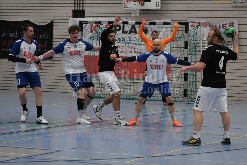 HC Deggendorf : Burghausen II | Die Abwehr steht: v.l. Alexander Kohlbauer  (HC Deggendorf  #10); Jonas  Heuer  (HC Deggendorf  #15) und Emil Baumann  (HC Deggendorf  #7) - Realisiert mit Pictrs.com