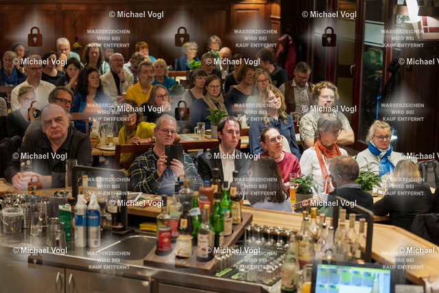 TAM25_K.12__Michael-Vogl_044_8229 | Tage Alter Musik Regensburg K.12 Nachtkonzert Brauhaus am Schloss Cappella Pratensis (Niederlande) Tim Braithwaite, Superius, Leitung Peter de Laurentiis, Tenor, Co-Leitung Sollazzo Ensemble (Frankreich) The Feast of the Swan Das Schwanenfest der Mariengilde von ’s-Hertogenbosch Anna Danilevskaia Vihuela de Arco, Leitung Foto: Michael Vogl