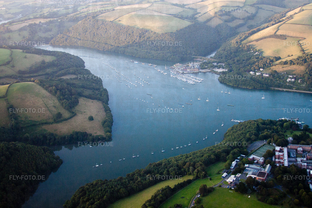 Uferbereiche entlang der Fluß- Mündung des Dart in England | Luftbild: Uferbereiche entlang der Fluß- Mündung des Dart in England in Dartmouth im Bundesland England in Vereinigtes Königreich. Foto: IMG_19845.jpg vom 25.07.2009 durch Werner Riehm/FLY-FOTO.de - Realisiert mit Pictrs.com
