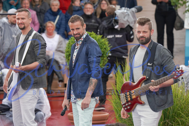 060823Ho2738 | Die Grubertaler - Immer wieder sonntags


Die 10. Staffel der beliebten Sonntags Fernseh Show war von viel Regen begleitet. Ein Musikmix sorgte fuer Unterhaltung. 

Deutschland, Rust, Europapark Wasserwelt Rulantika, 06.08.2023