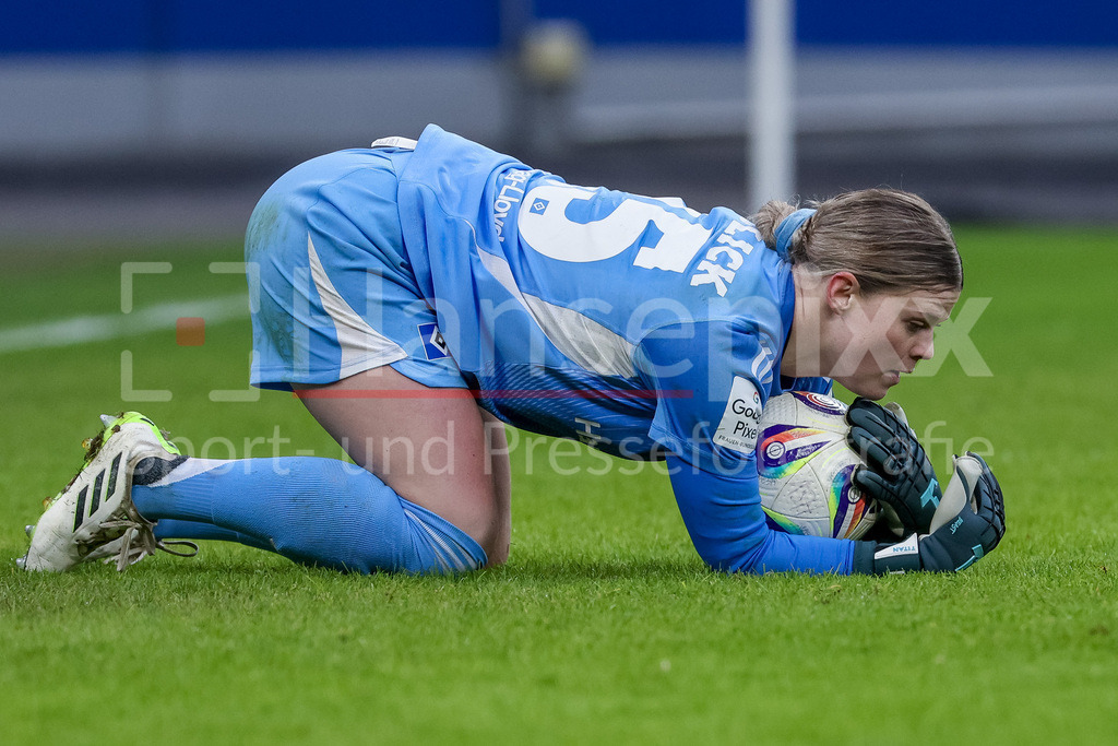 Fussball, Google Pixel Frauen-Bundesliga, Hamburger SV - RB Leipzig | Lea Paulick (Torhüterin, Torwart, Hamburger SV, HSV, 25) liegt am Boden und hat den Ball in den Armen, am Ball, Freisteller, Einzelbild, Ganzkörper, Aktion, Action, Spielszene, DIE DFB-RICHTLINIEN UNTERSAGEN JEGLICHE NUTZUNG VON FOTOS ALS SEQUENZBILDER UND/ODER VIDEOÄHNLICHE FOTOSTRECKEN. DFB REGULATIONS PROHIBIT ANY USE OF PHOTOGRAPHS AS IMAGE SEQUENCES AND/OR QUASI-VIDEO.