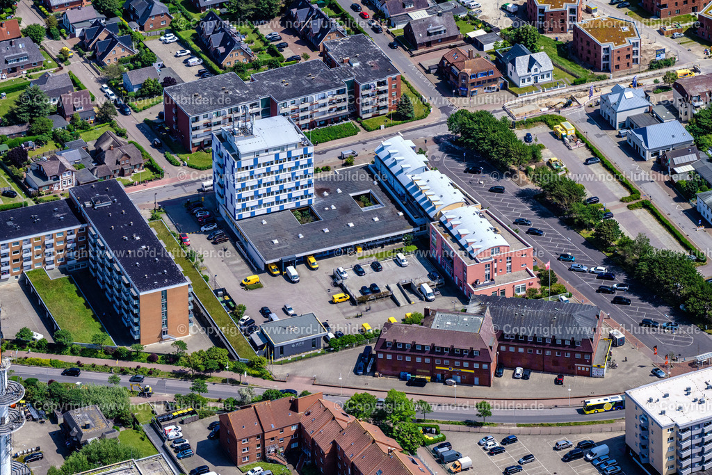 Sylt_Westerland_Post_Verteilzentrum_KjeirstrasseELS_4863130625 | SYLT 13.06.2025 Verteilzentrum der Deutschen Post " Kjeristrasse " an der Bahnweg, Kjeirstraße in Sylt Nordsee - Insel im Bundesland Schleswig-Holstein, Deutschland. // Historical old building of Deutsche Post " Kjeristrasse " on street Bahnweg, Kjeirstrasse in Sylt North Sea Island in the state Schleswig-Holstein, Germany. Foto: Martin Elsen