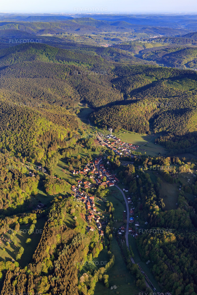 Luftbild: Dorf im Wieslautertal aus Osten in Bobenthal im Bundesland Rheinland-Pfalz in Deutschland. Foto: IMG_107022.jpg vom 27.04.2018 durch Werner Riehm/FLY-FOTO.de