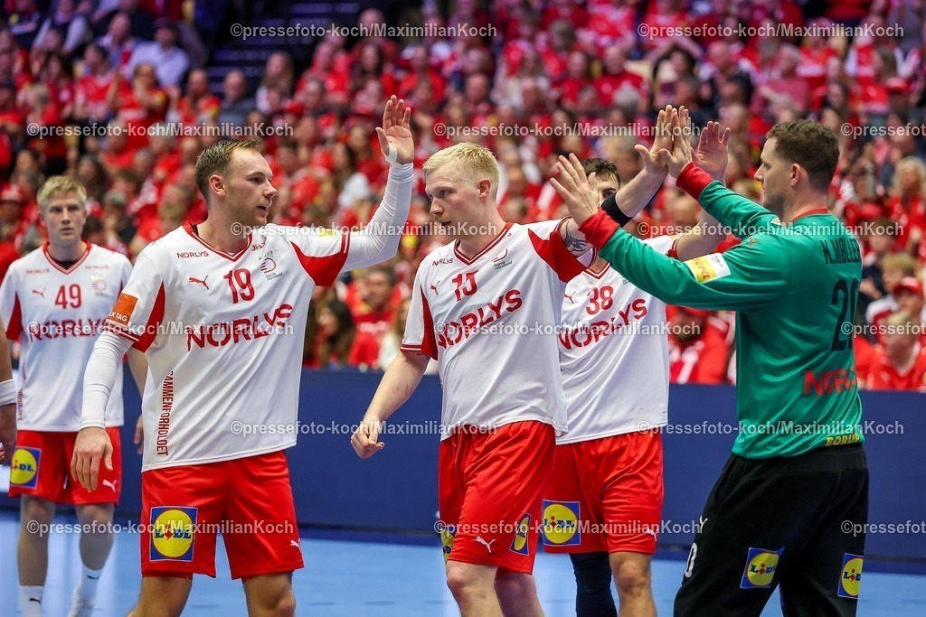EHF18012602036 | 18.01.2026, Handball, Men's EHF EURO 2026, Dänemark - Rumänien, Jyske Bank Boxen in Herning, Dänemark, Preliminary Round:  Mathias Gidsel (Denmark #19)  Magnus Saugstrup Jensen (Denmark #15)  Mads Hoxer Hangaard (Denmark #38) neben  Kevin Moller (Denmark #20) 