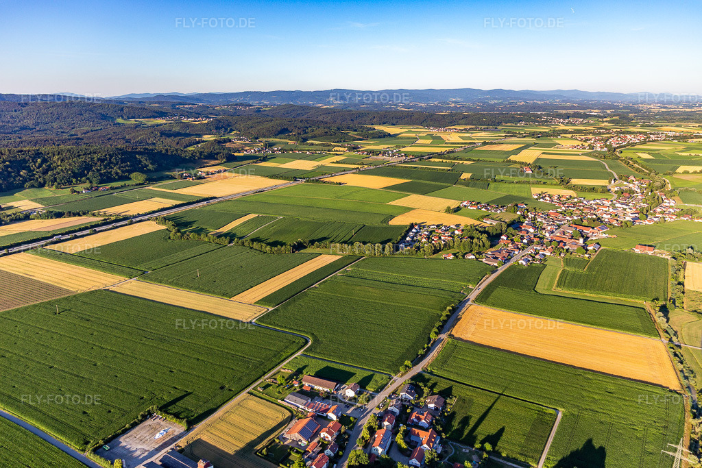 Luftbild: Oberzeitldorn im Ortsteil Oberzeitldorn in Kirchroth im Bundesland Bayern in Deutschland. – Foto: IMG_133239.jpg vom 03.07.2022 durch Werner Riehm/FLY-FOTO.de – Auflösung des Originals: 5330 x 3553 px – Gemeinde Kirchroth: Gemeinde Kirchroth
