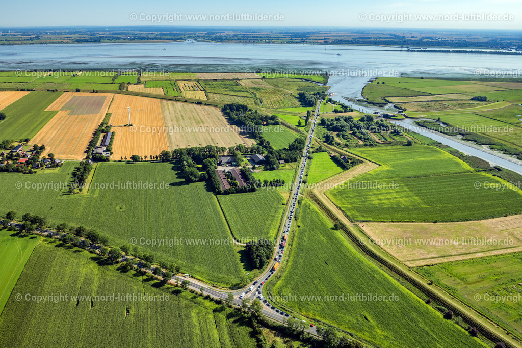 Wischhafen_Elbfähren_Frs_ELS_9726130822 | WISCHHAFEN 13.08.2022 Auto Stau vor der Elbfähre in Wischhafen nach Glückstadt im Bundesland Niedersachsen, Deutschland. // Car traffic jam in front of the Elbe ferry in Wischhafen to Glueckstadt in the state Lower Saxony, Germany. Foto: Martin Elsen