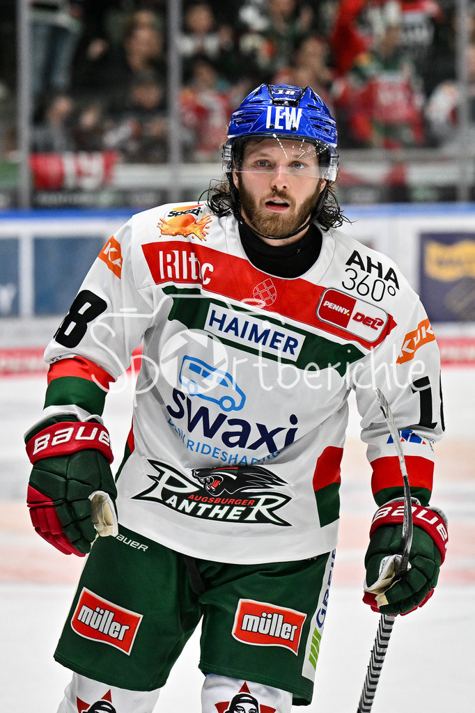 Augsburger Panther - EC VSV | im Bild Anthony LOUIS (Augsburger Panther #18) nach seinem verwandeltem Penalty gegen Villach / Freisteller / Einzelfoto
